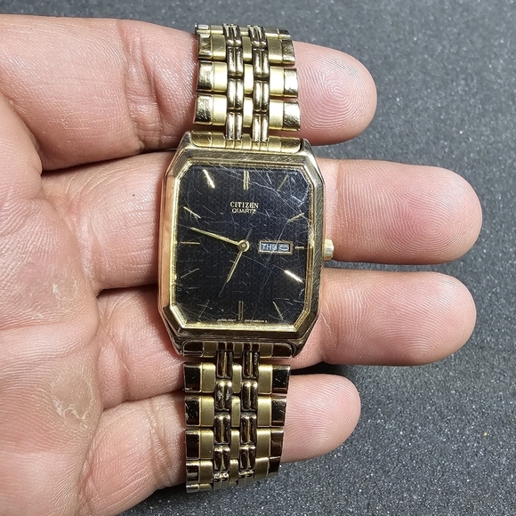 Citizen Mens Gold Tone Black Day Date Dial Tank Style Watch Working 1000-S63663